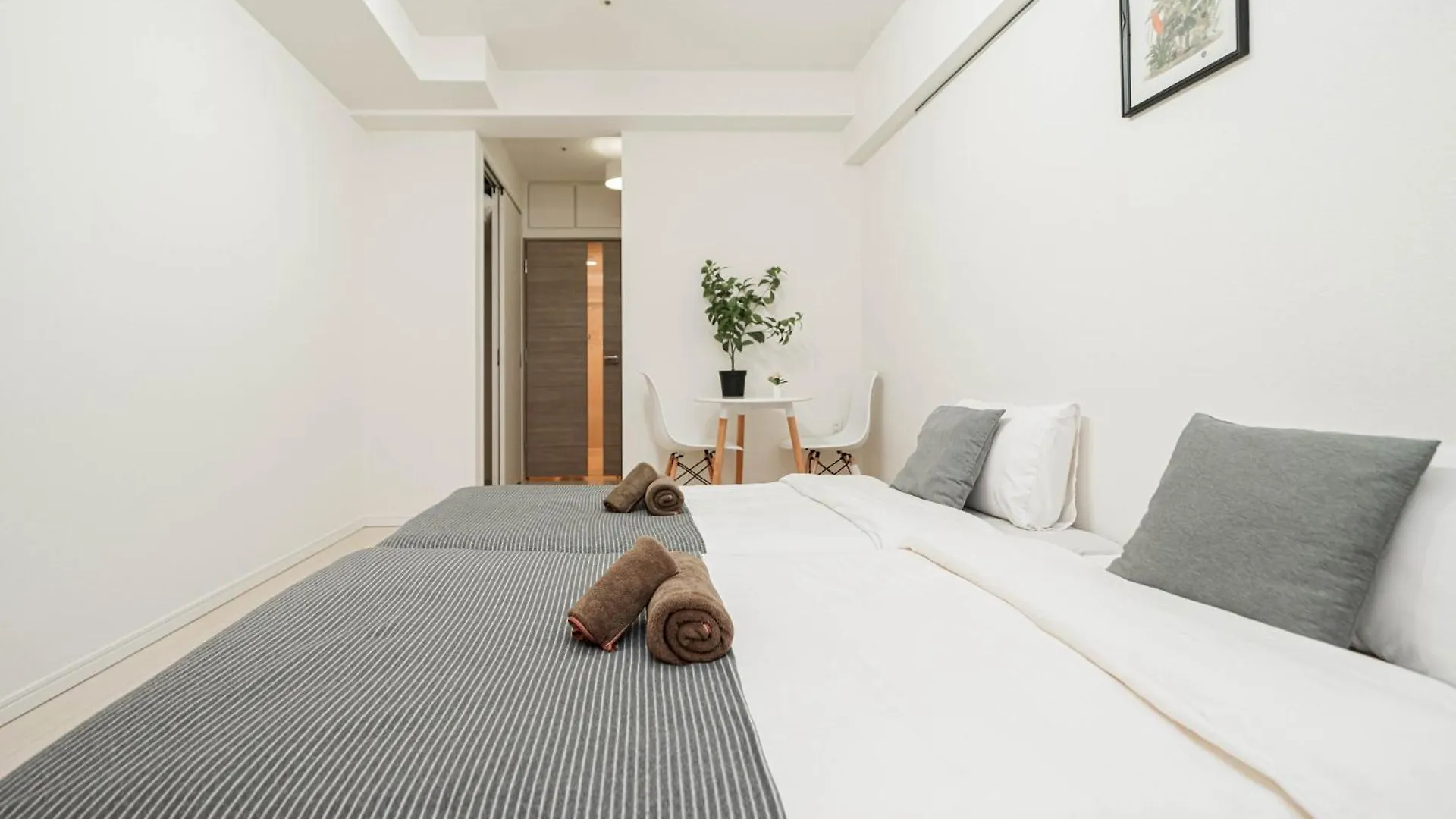 Apartment Shinjuku Center High-Rise Building Welcomes Couples, Friends And Families Tokyo