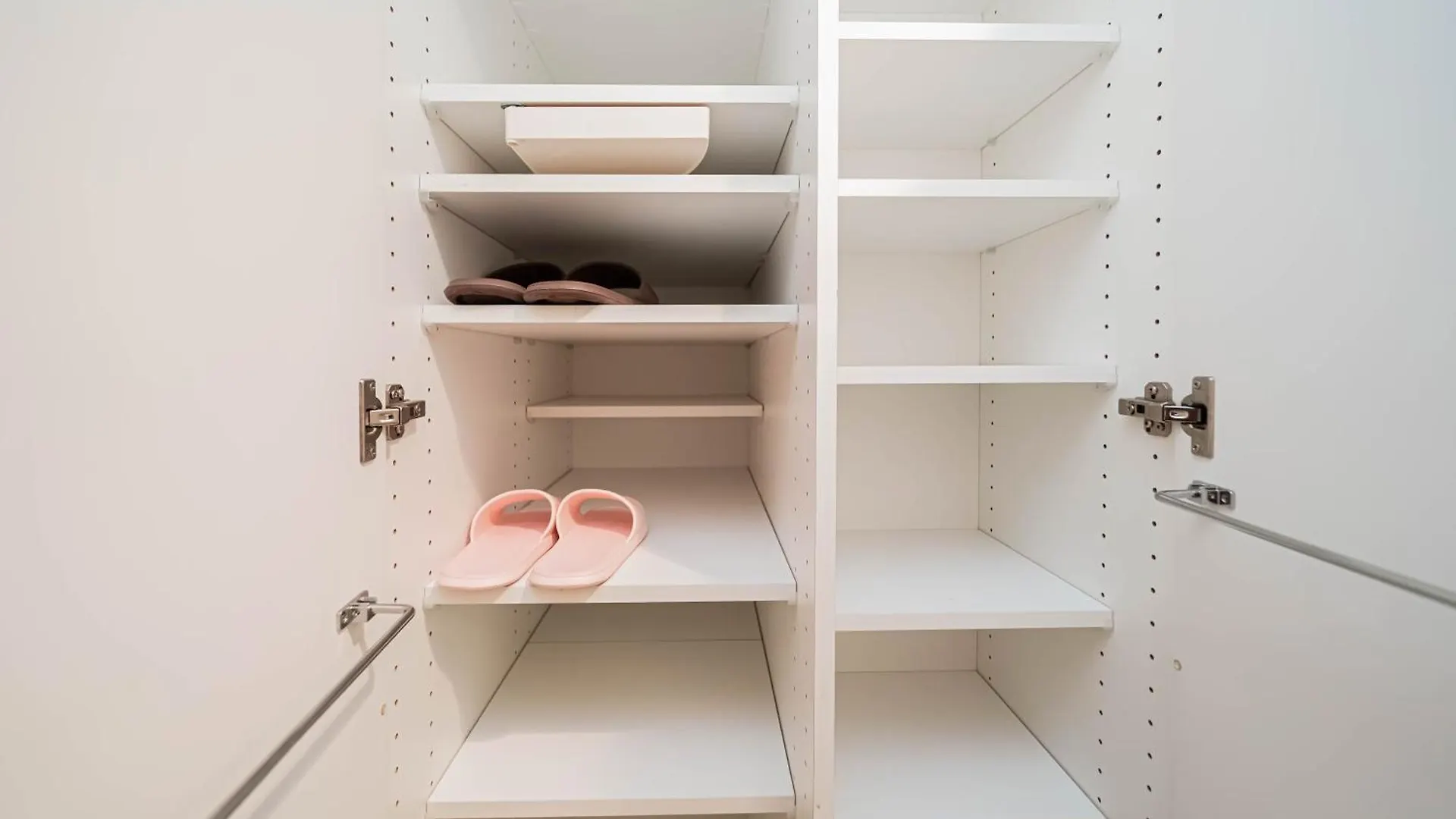 Shinjuku Center High-Rise Building Welcomes Couples, Friends And Families Tokyo Apartment