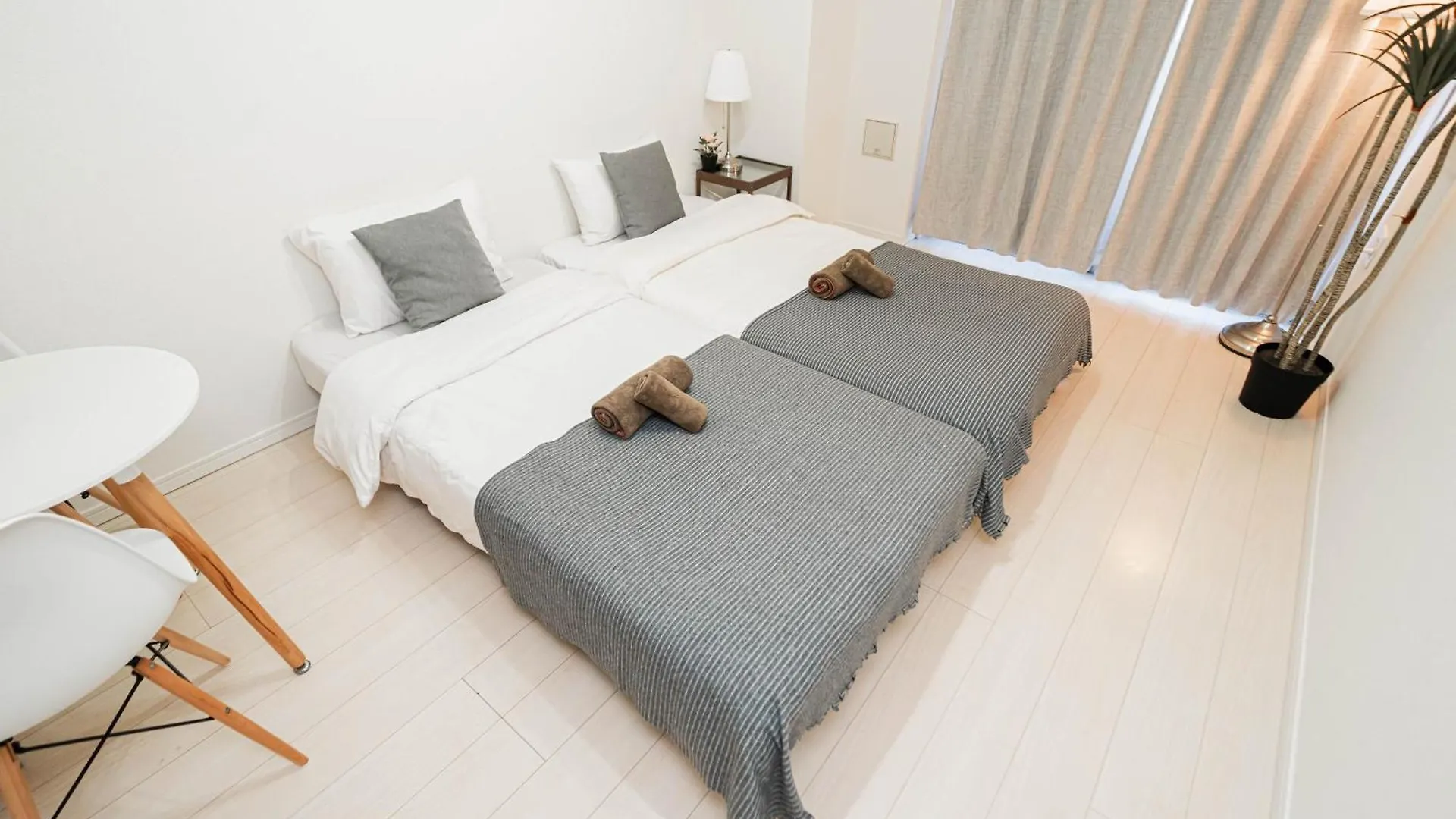 Shinjuku Center High-Rise Building Welcomes Couples, Friends And Families Tokyo Apartment
