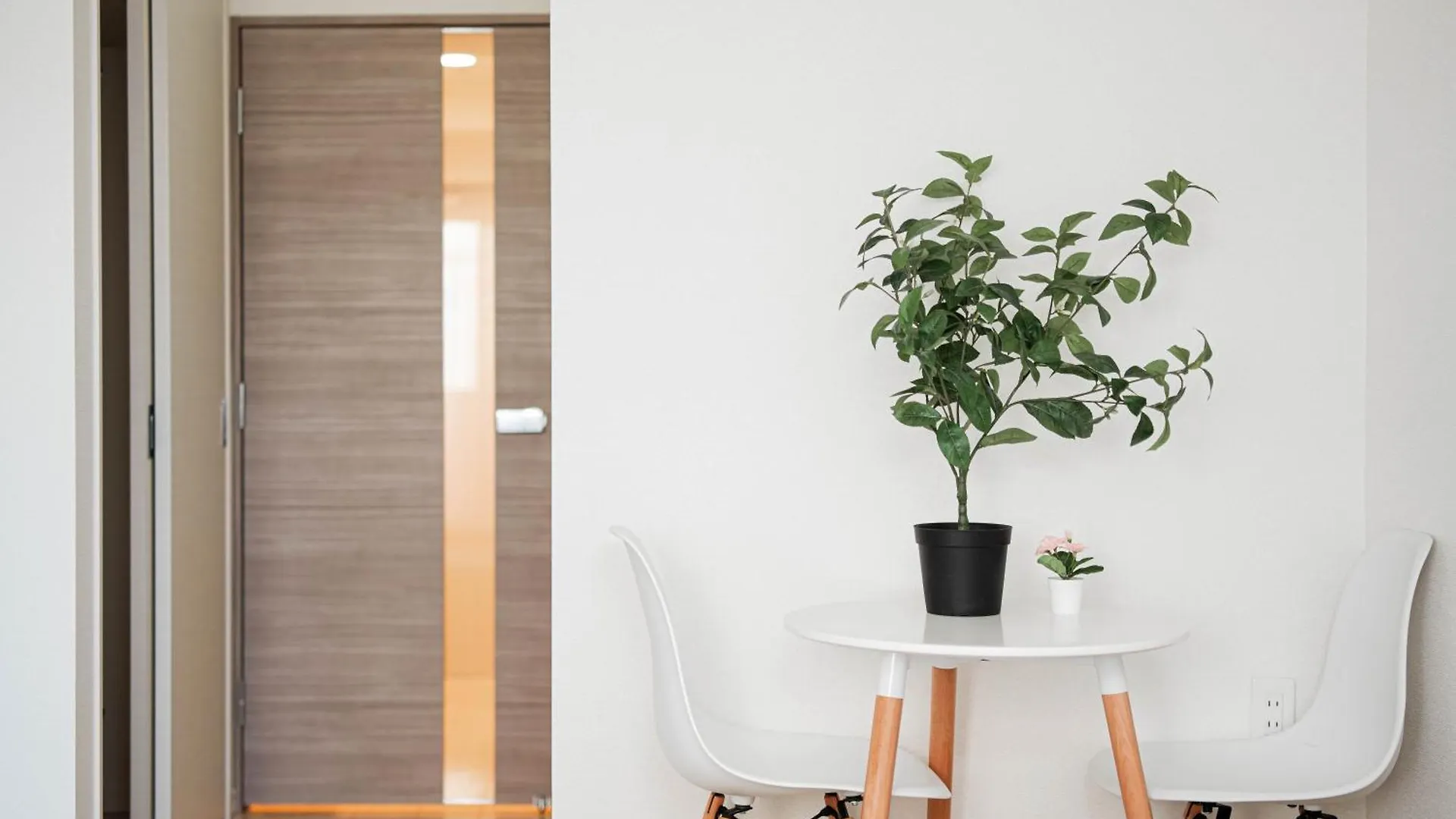 Apartment Shinjuku Center High-Rise Building Welcomes Couples, Friends And Families Tokyo