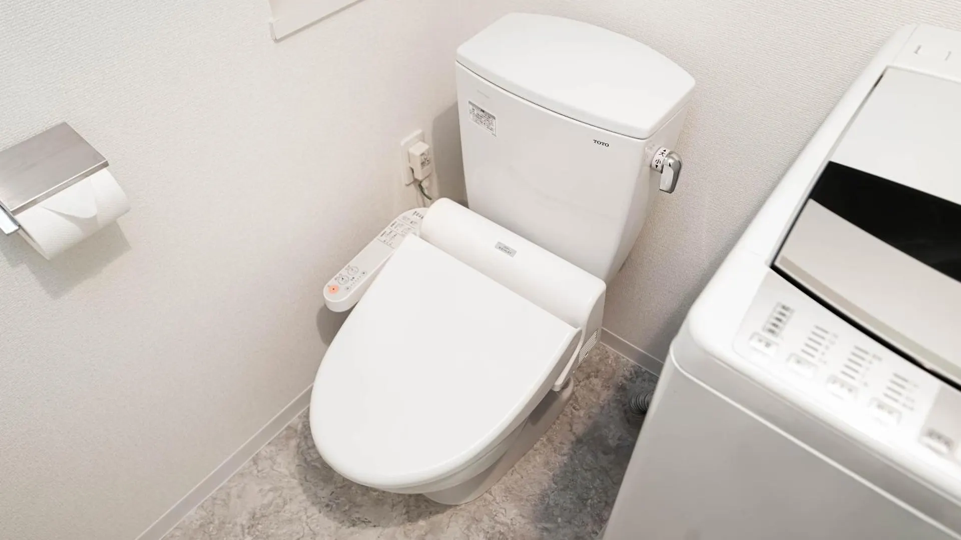 Shinjuku Center High-Rise Building Welcomes Couples, Friends And Families Tokyo Apartment