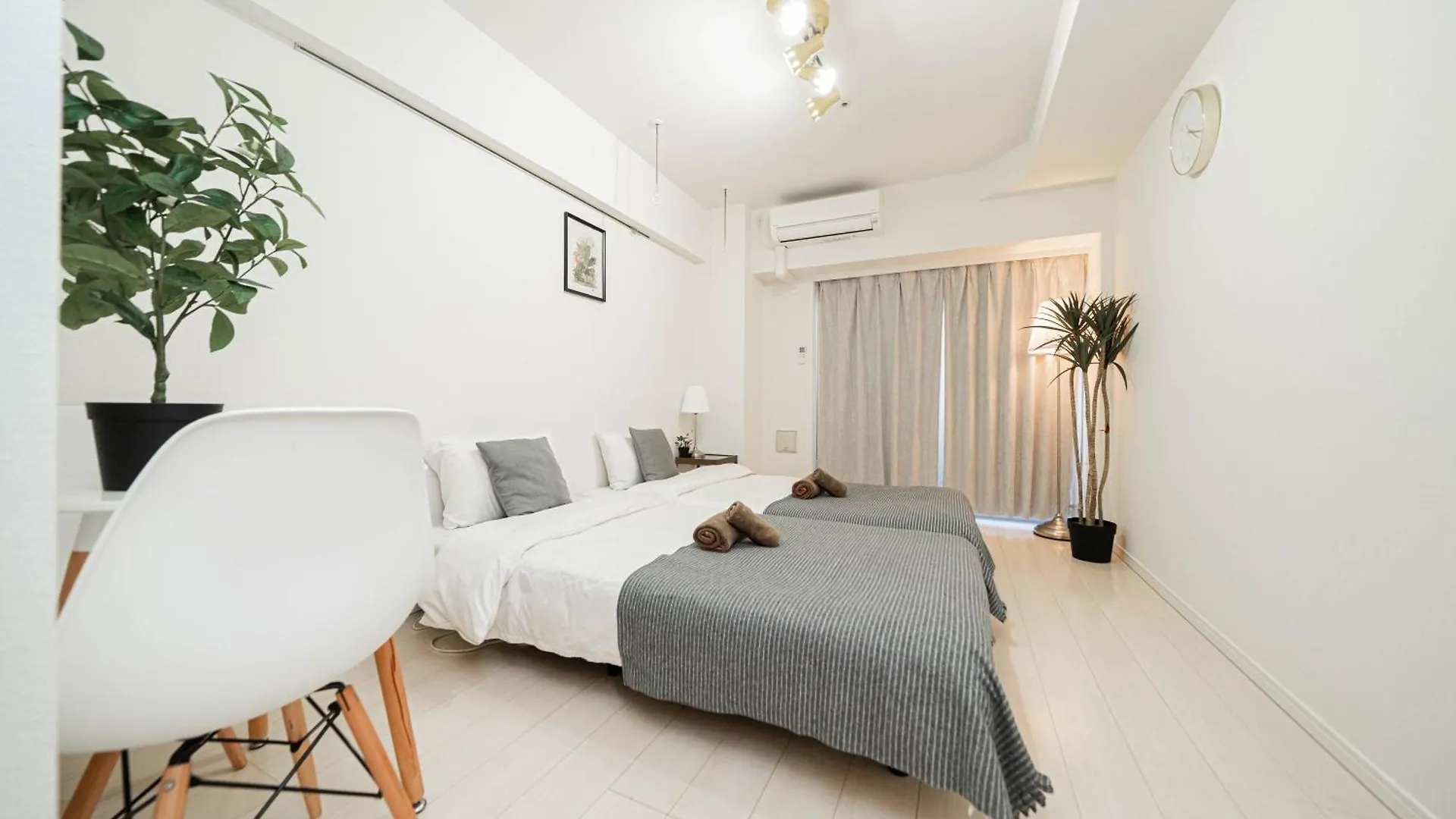 Shinjuku Center High-Rise Building Welcomes Couples, Friends And Families Tokyo