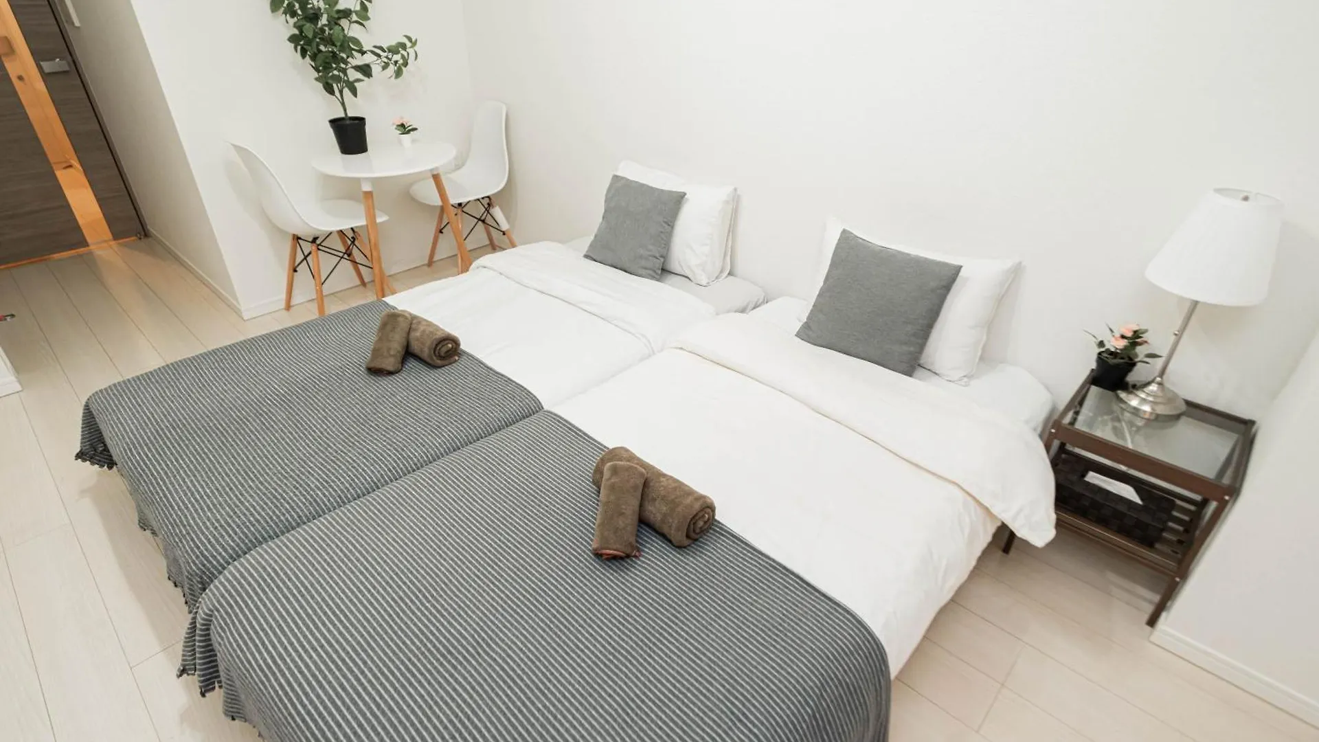 Apartment Shinjuku Center High-Rise Building Welcomes Couples, Friends And Families Tokyo