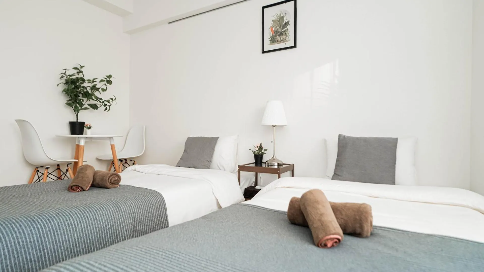 Shinjuku Center High-Rise Building Welcomes Couples, Friends And Families Tokyo Apartment