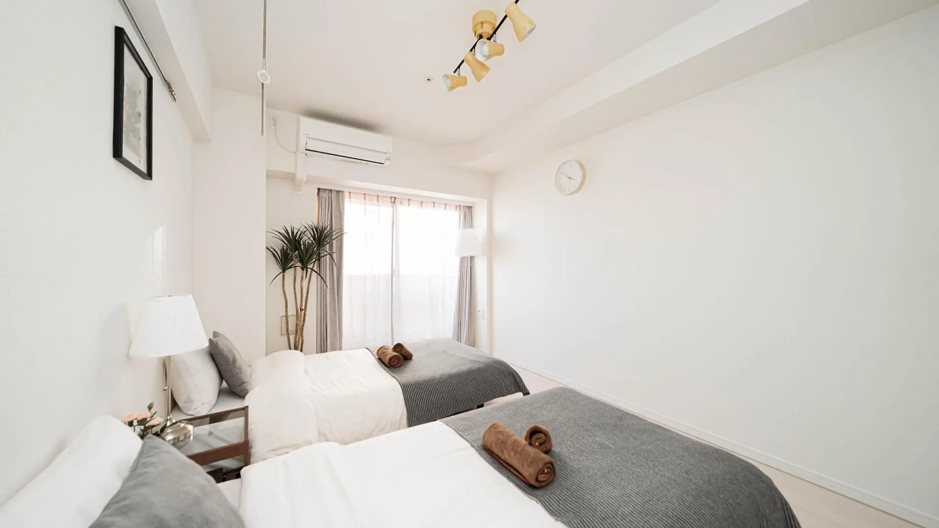 Shinjuku Center High-Rise Building Welcomes Couples, Friends And Families Tokyo Apartment