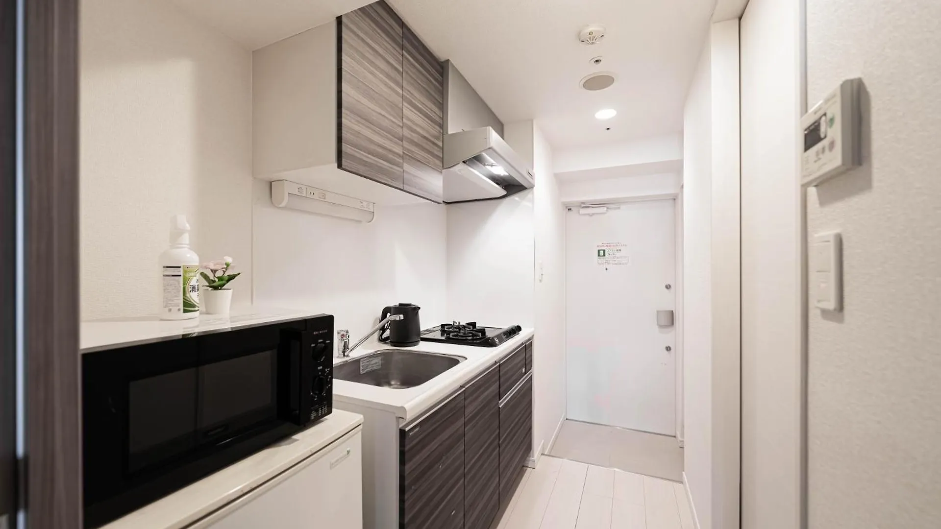아파트 Shinjuku Center High-Rise Building Welcomes Couples, Friends And Families 도쿄