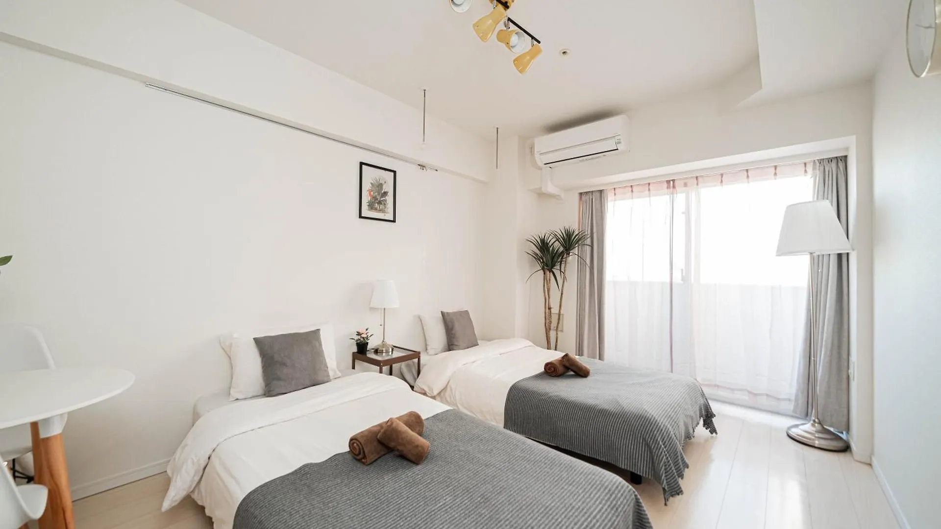 Shinjuku Center High-Rise Building Welcomes Couples, Friends And Families contacts