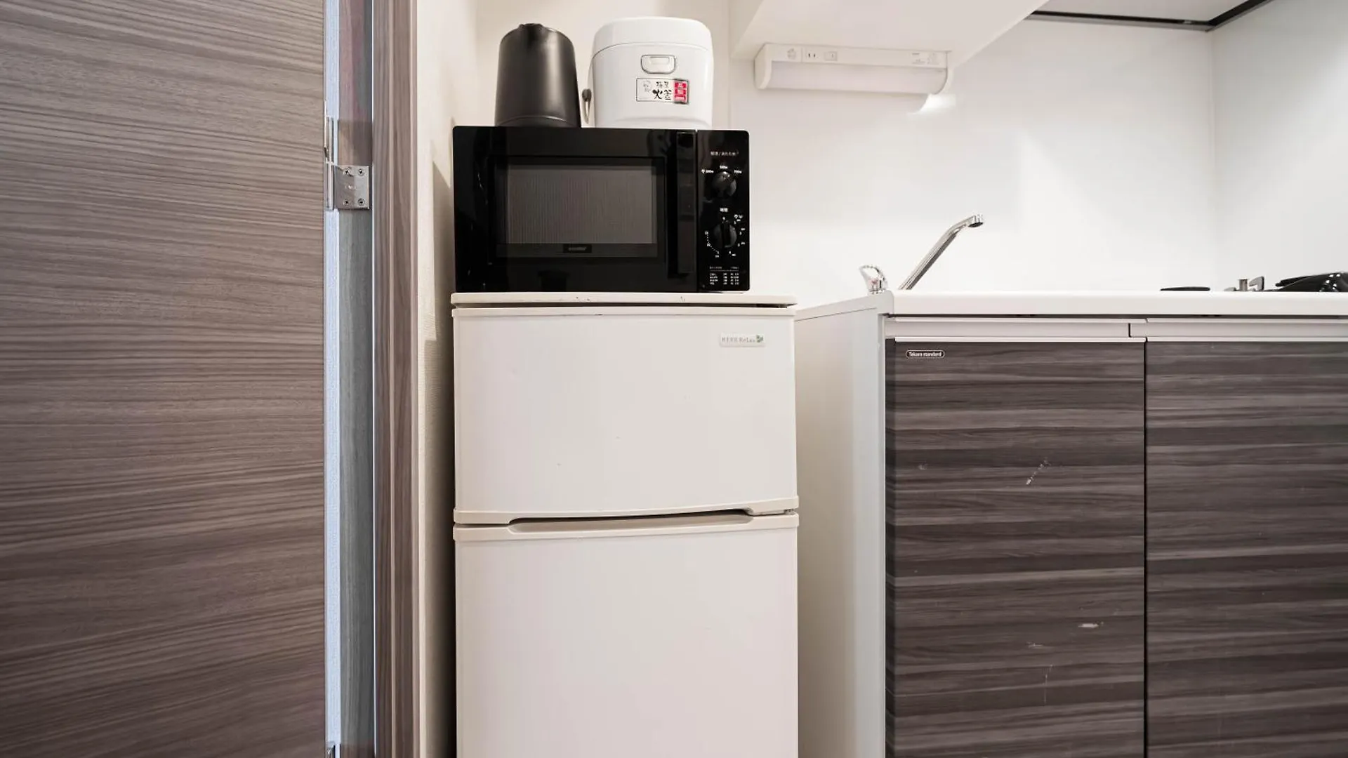 아파트 Shinjuku Center High-Rise Building Welcomes Couples, Friends And Families 도쿄