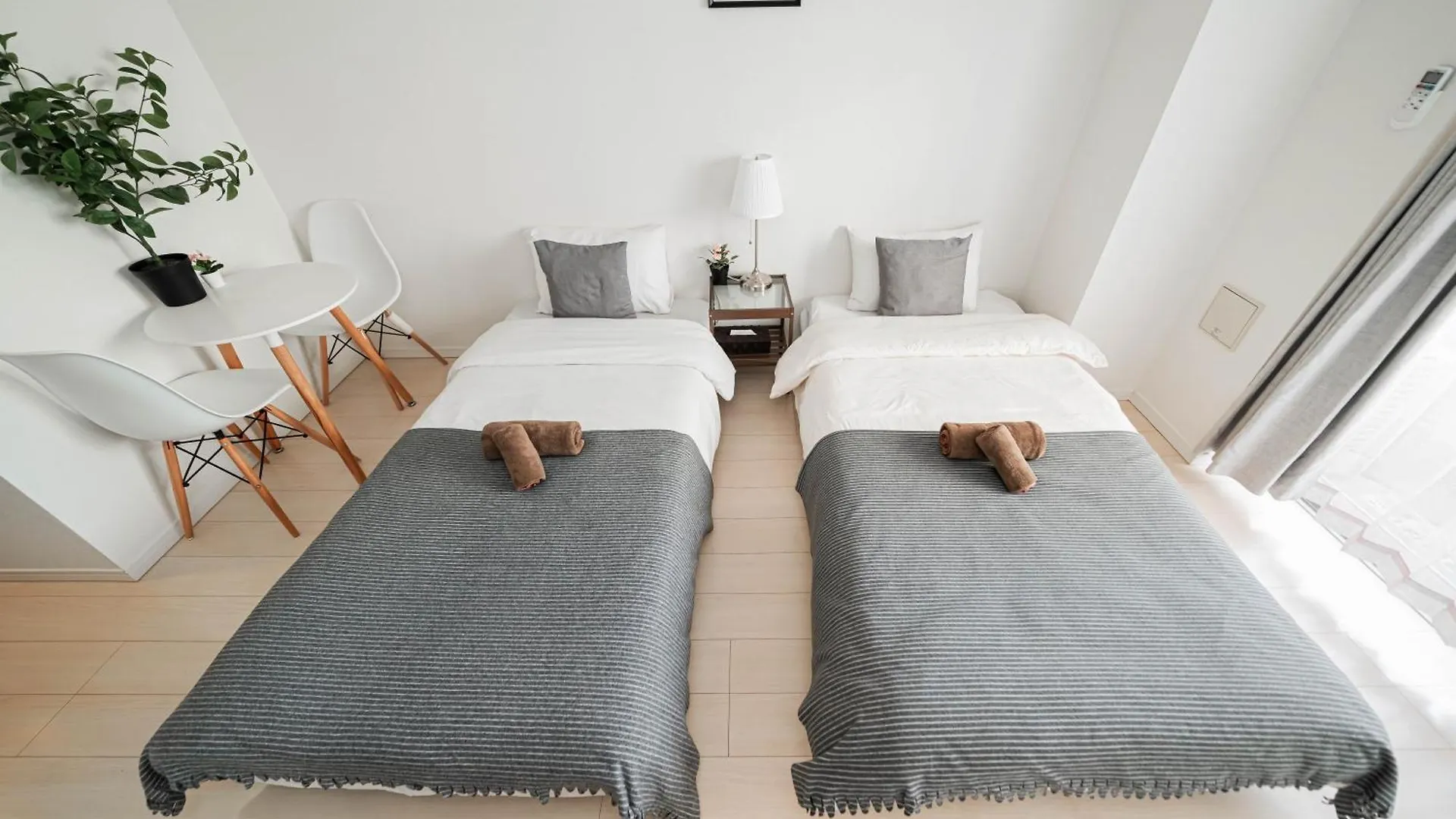 Shinjuku Center High-Rise Building Welcomes Couples, Friends And Families 도쿄