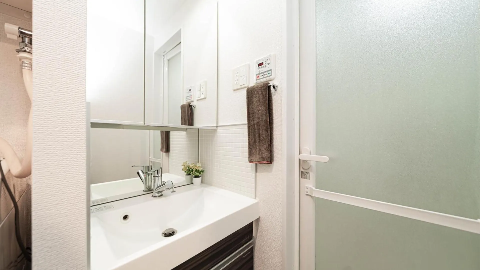 아파트 Shinjuku Center High-Rise Building Welcomes Couples, Friends And Families 도쿄 일본